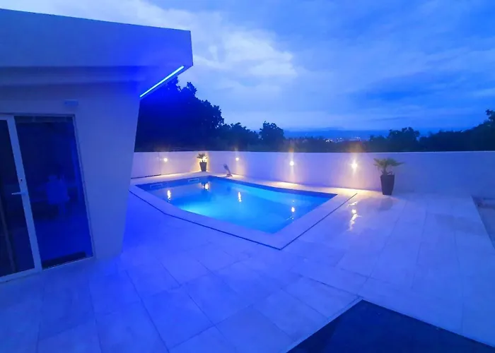 Penthouse Jacuzzi & Pool Luxury Apartments