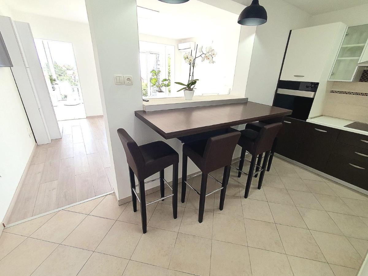 Penthouse Jacuzzi & Pool Apartmants