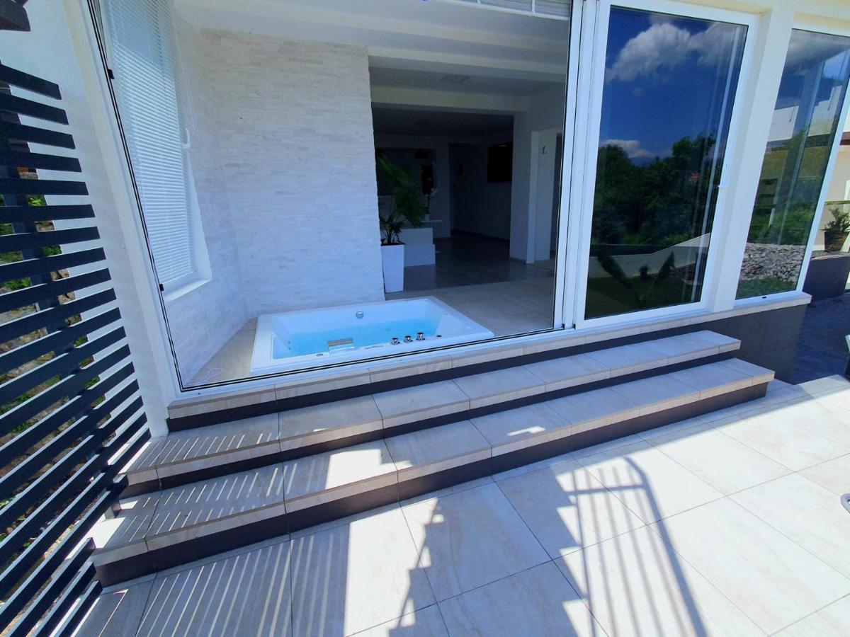Penthouse Jacuzzi & Pool Apartmants