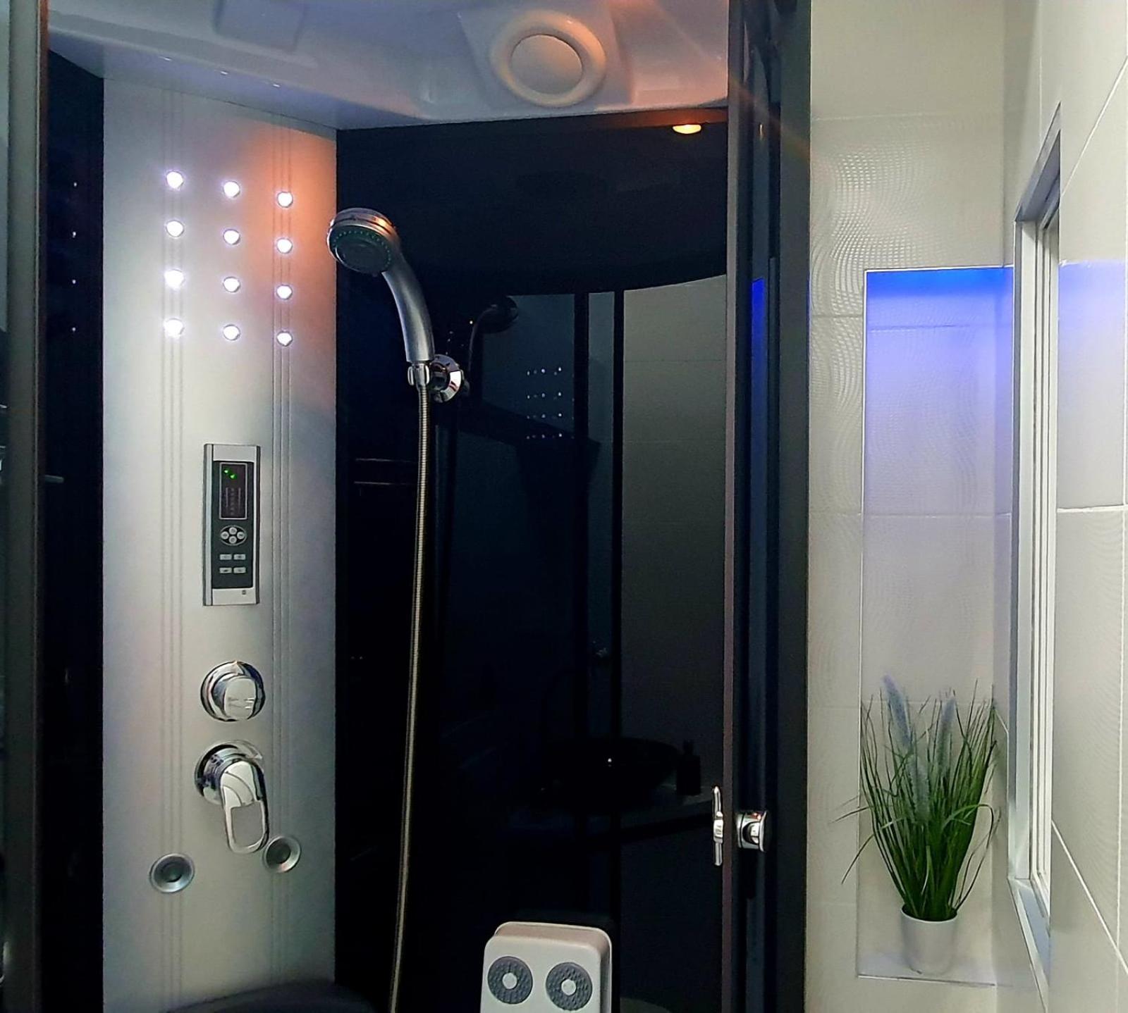 Penthouse Jacuzzi & Pool Apartmants